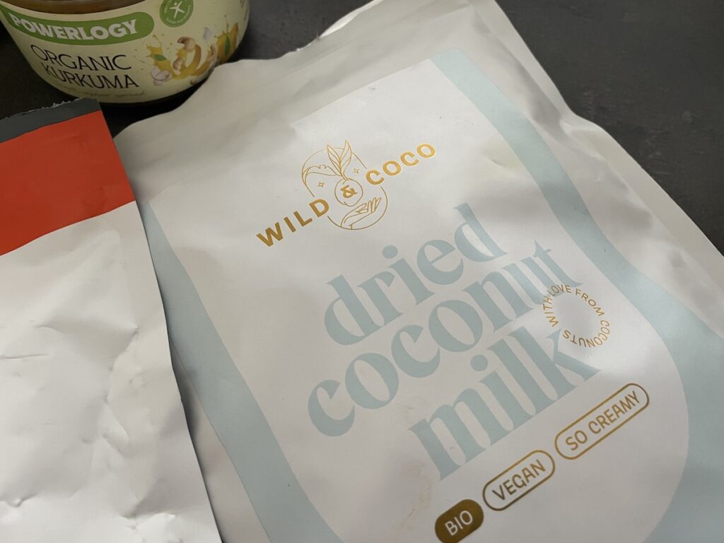 Recept na Zlaté mléko... použijeme sušené kokosové mléko Wild & Coco