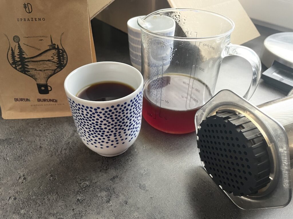 Jak připravit kávu v Aeropressu doma? Jaká káva je na tuto metodu vhodná?